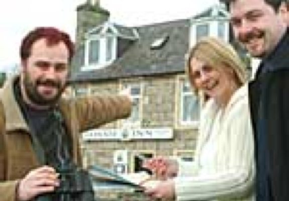 Iain and Shona Besford receiving their £5,000 finder&rsquo;s fee from Punch Taverns