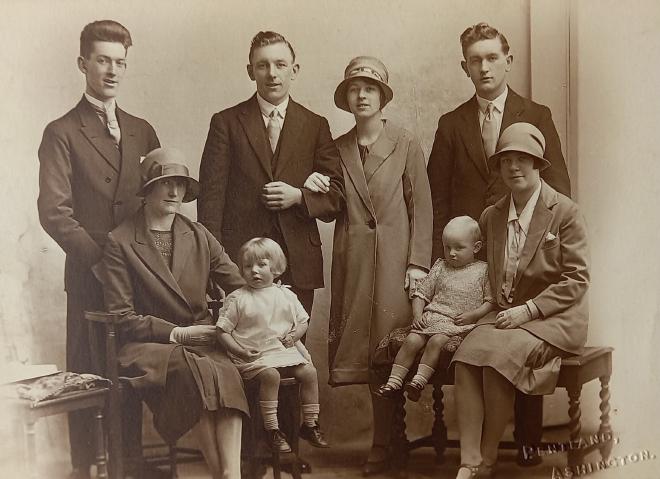 Willy Lyons and Daisy Lyons (née Besford), with their children Willy and Mary