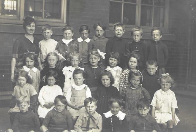 Hirst South Infants School photo with Dora Besford in the second back row, second from the left