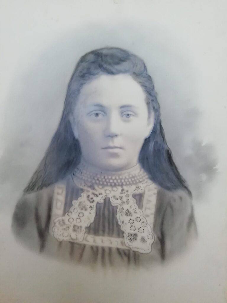 Portrait of Agnes aged 17 in 1907